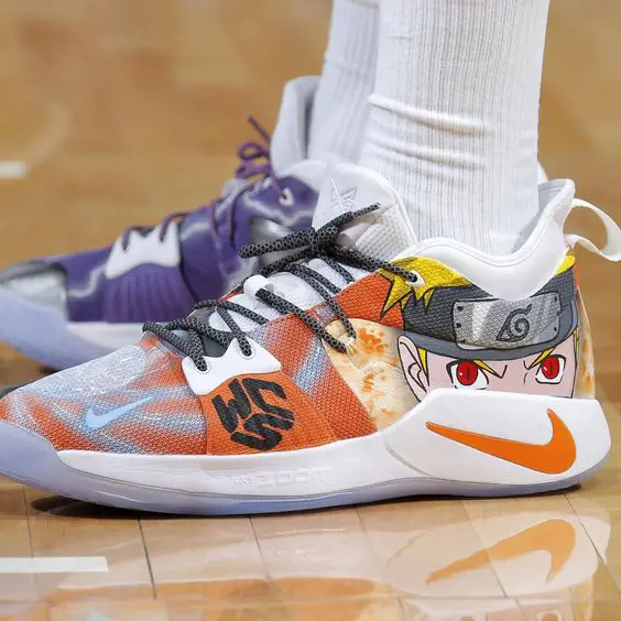 Basketball shoes matching the coach's personality could also be a good option