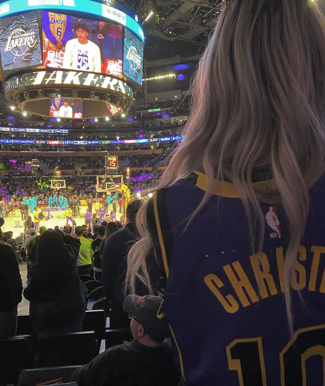 Sydney went to a Lakers game to watch her lover 
