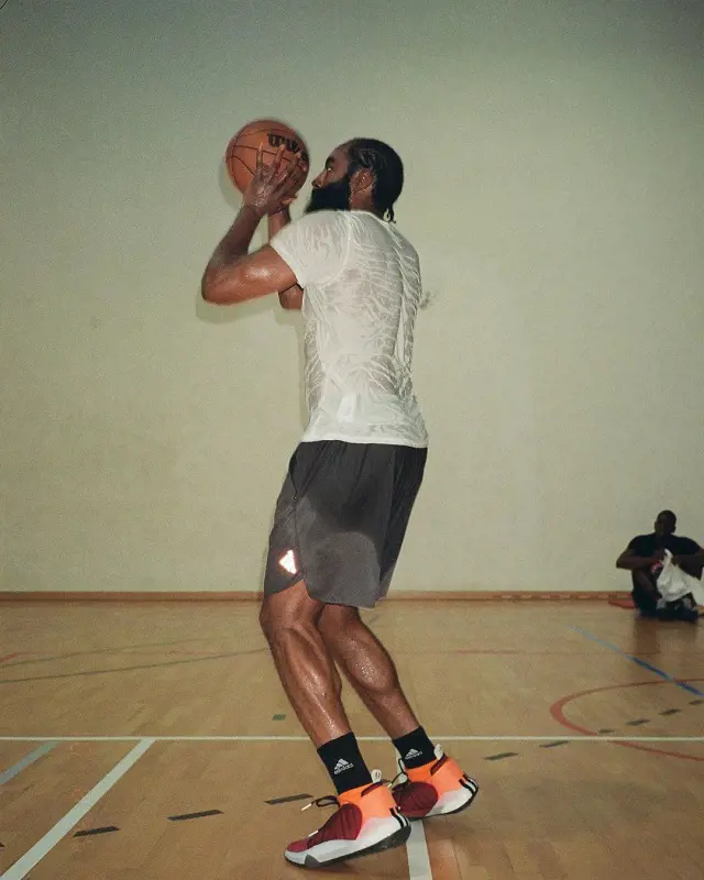 Harden during his training wears adidas sportswear and his signature shoes