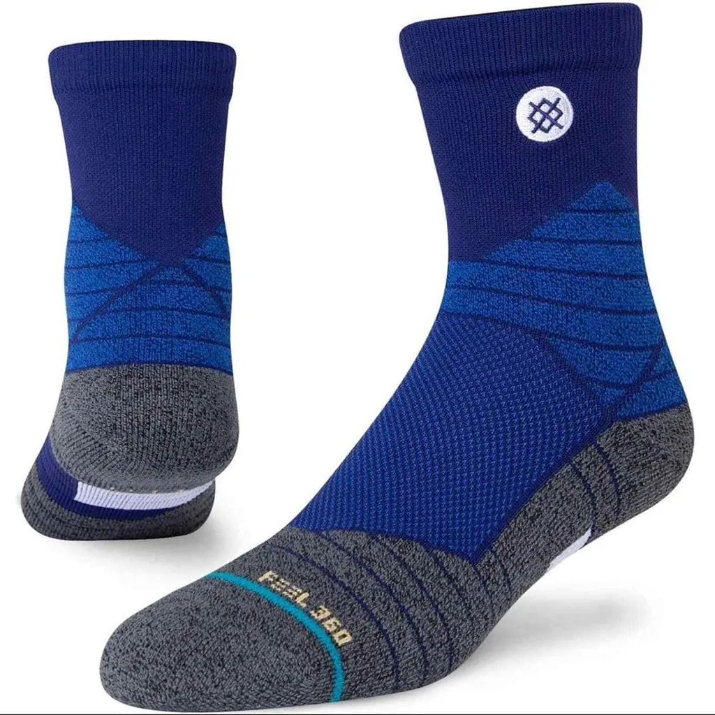 The Stance Icon Hoops are basketball socks that uses Feel 360 Tech to keep the feet dry. They have reinforced the heels and toes for better protection.