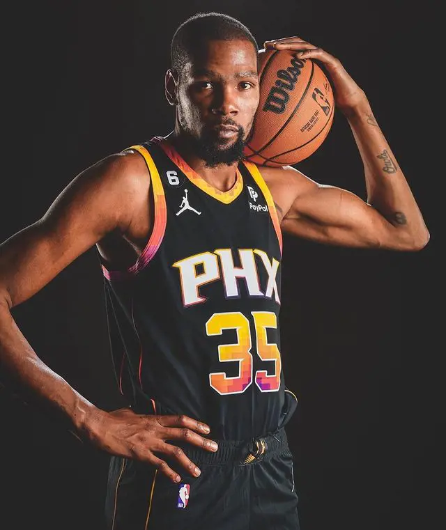 Kevin In The Phoenix Uniform Posing With The Basketball Above His Arm On 17 February 2023